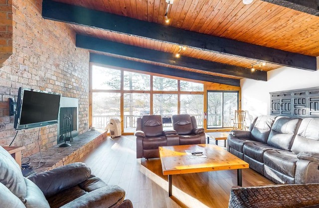 Dog-friendly lodge w/ a full kitchen, fireplace, dry sauna, & furnished deck