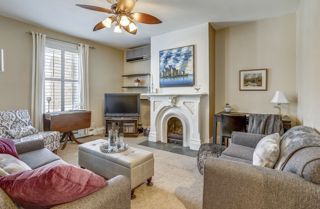 Downtown: Close to Attractions, Universities, Hospitals, Shopping, + Parking!!
