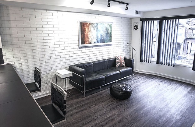 DUNDAS SQUARE Luxury Apartment - hybrid office!!