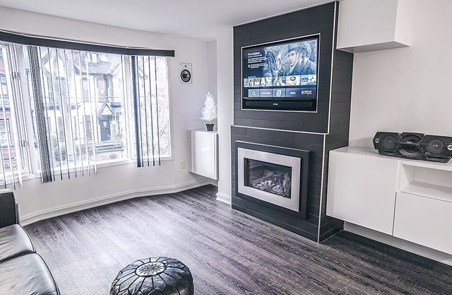 DUNDAS SQUARE Luxury Apartment - hybrid office!!