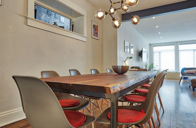 DUNN HOUSE--5 BEDROOMS! SLEEPS 12+ IN STYLE - QUEEN/ KING ST WEST!!