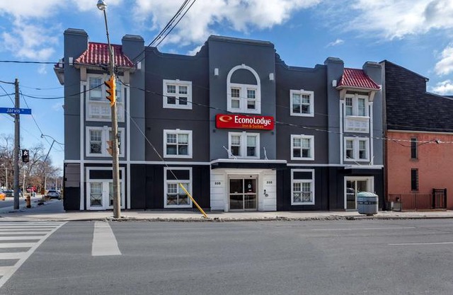Econo Lodge Inn & Suites Downtown