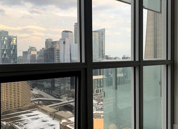 ⭐️ Entire Luxury Condo - CN Tower View + Parking ⭐️