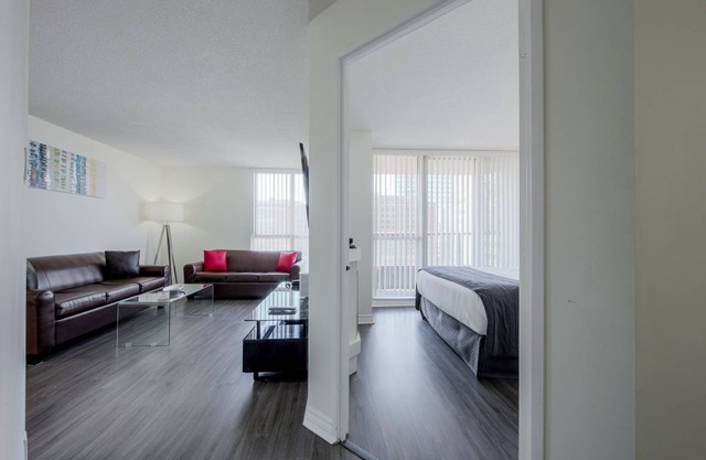 Family Size Massive 2 Bedroom 2 Bathroom Bay St Condo walk to Sick Kids Hospital