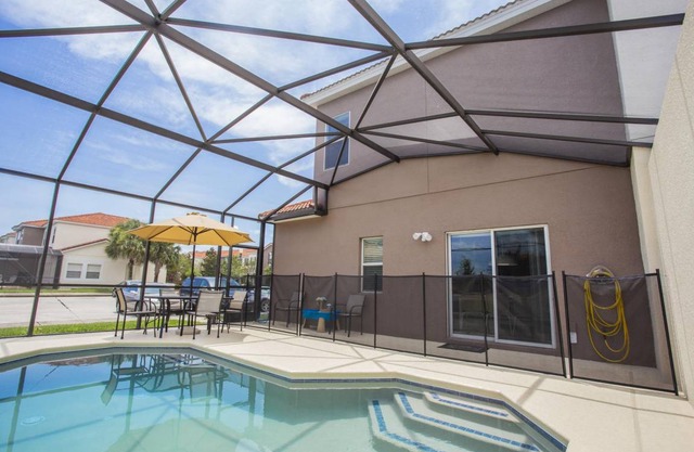 Four Bedroom w/ Screened Pool Close to Disney 4563