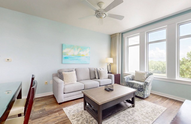 Golf-course & water-view condo with central AC, shared pool/hot tub