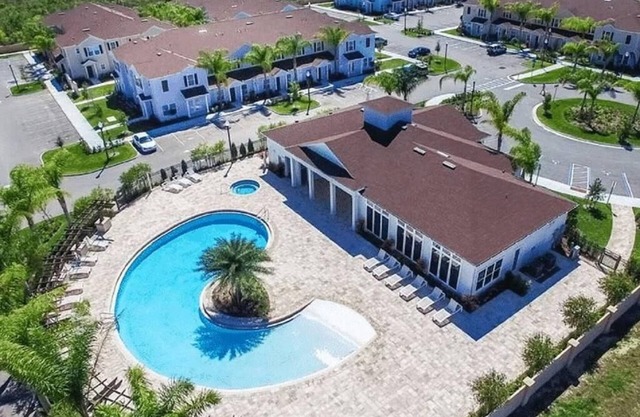 Good townhouse in gated community, sleeps 6. 10 min to Disney!