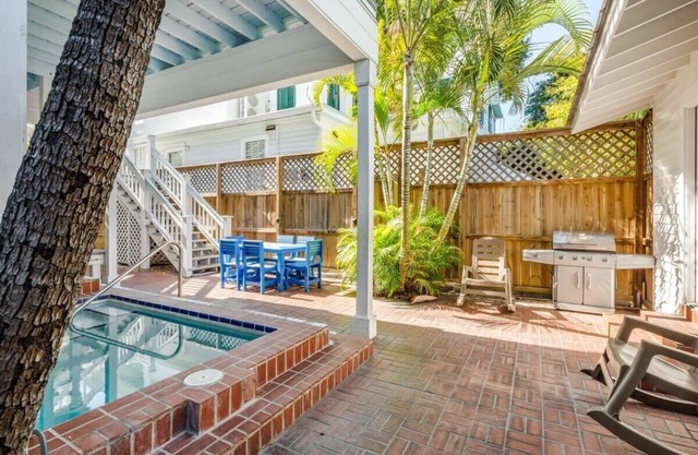 Heated Pool, Private Parking - Creme Brulee Suite