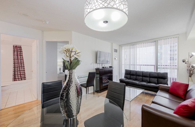 High Floor Bay St. Condo (Sleeps 4) w. Large Balcony Walk to Sick Kids Hospital