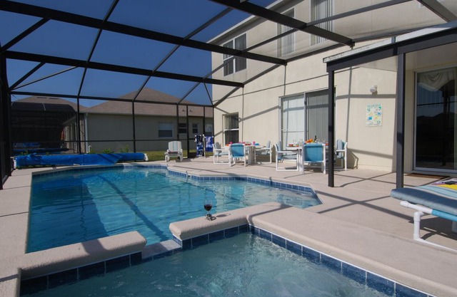 Huge 7 bed Villa on Crescent Lakes with Pool overlooking Lake Views!