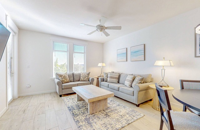 Ideal getaway near the beach & golf w/shared pool, central AC