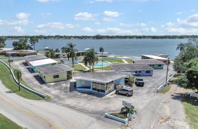 Lake Blue Resort - #14 - *Waterfront, Sandy Beach, boat slips, heated pool