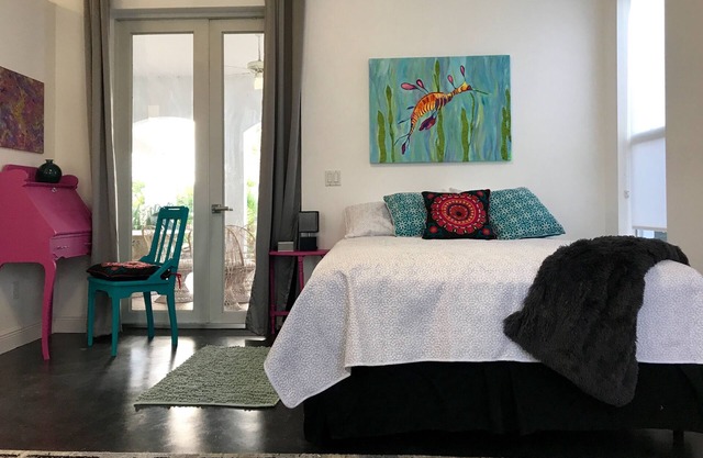 Lakefront Artist's Studio- Isolate in Luxury!