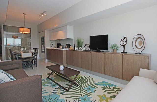 Lovely 2Bdrm+Den Condo DT