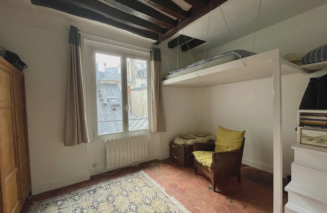 Lovely studio in old central Paris
