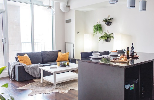 Lux Loft in Uptown Waterloo ☆ Balcony ☆ UG Parking ☆ Floor to Ceiling Windows