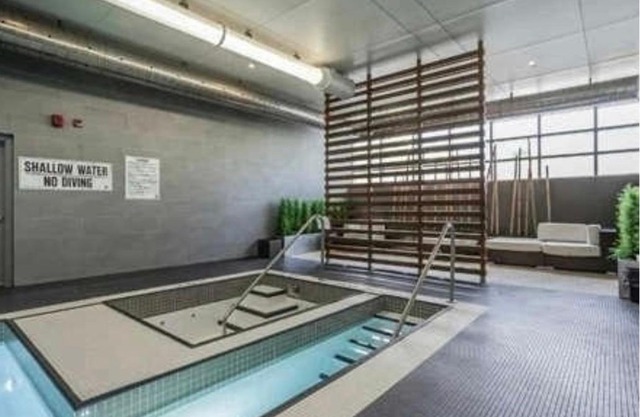 Luxurious 2 bedroom Condo 5 mins from the CN Tower
