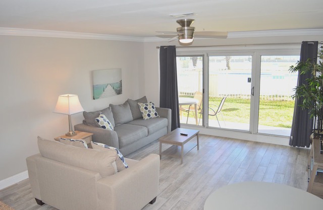 Maravilla Remodeled Poolside Condo🌞🌞Hallway Bunks😎😎Curved Tv🌴No Pets