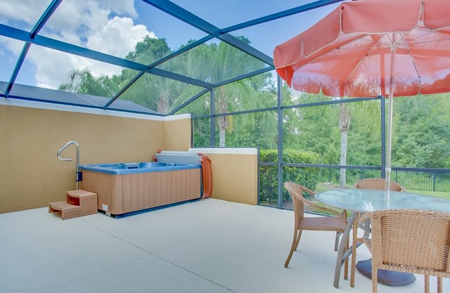 New Modern Town Home with Jacuzzi 8 minutes From Disney