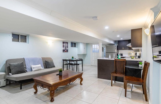 Newly Renovated - Modern 2BR Apartment - Trinity Bellwoods!