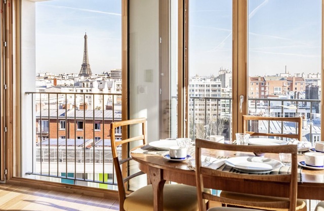 Perfect spacious 2bed with incredible Eiffel Tower view