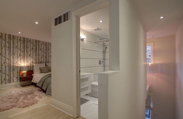 Private guesthouse with courtyard In Queen West Neighbourhood