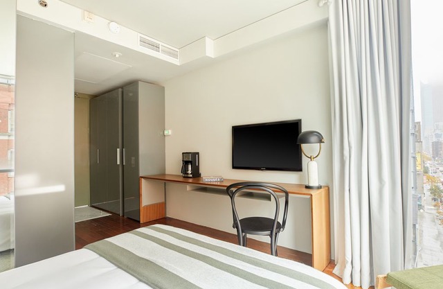 Sonder | Queen Room | Entertainment District