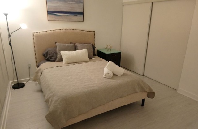Spacious 1BR Condo near CN Tower & Rogers Centre Sleeps 4