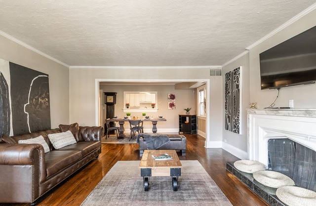 Spacious 3BR with King Beds and Parking - Midtown!