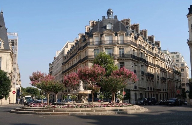 SUNDRENCHED HAUSSMANIAN LUXURY PIED-À-TERRE IN CHAMPS ELYSEES