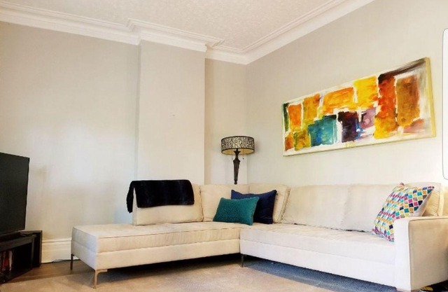 Toronto Downtown West Modern Home for 6 People 2 Floor 3 BR 2 WR