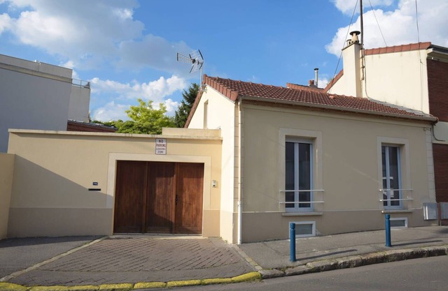 Town house very close to Paris.