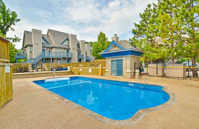 Walk to lifts Updated studio w/fireplace & shared pool & tennis