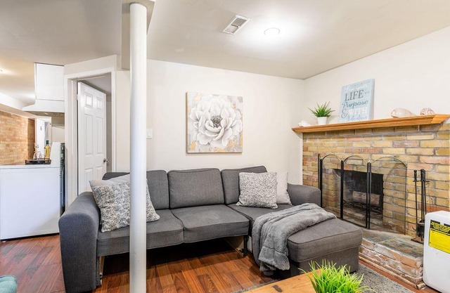 Warm/Comfy 2BR Home with Parking - Midtown!