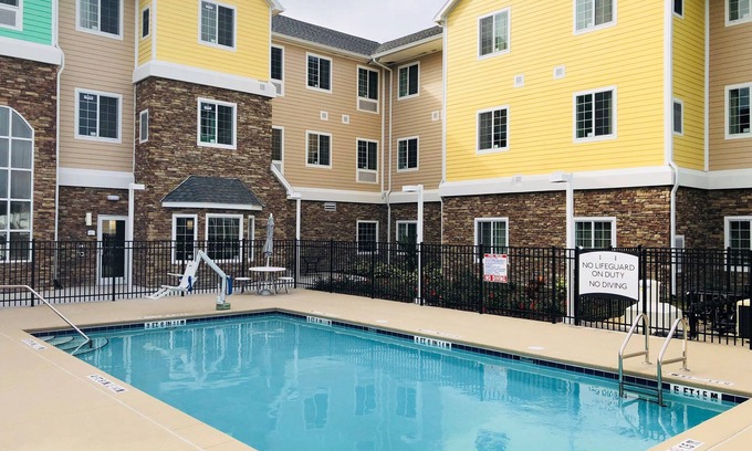 Lakeland Condo | 1 Bedroom | Free Breakfast Buffet. Outdoor Pool