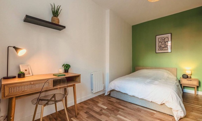 20th Arrondissement Resort | 107 m² Private room ∙ 1 bedroom ∙ 1 guest