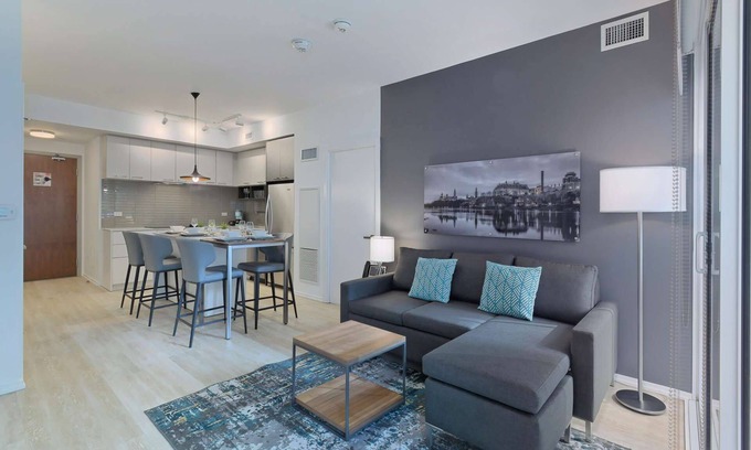 Bay Street Corridor Apartment | 2 Bedroom/1 Bathroom Suite