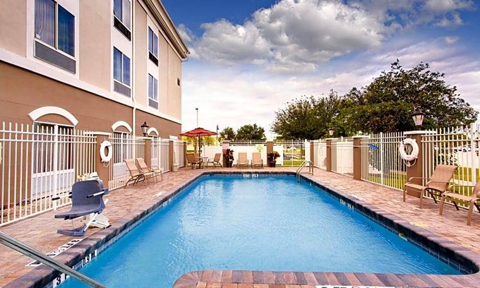 Lake Wales Hotel | 2-Star Hotel ∙ Holiday Inn Express Lake Wales North-Winter Haven, an IHG Hotel