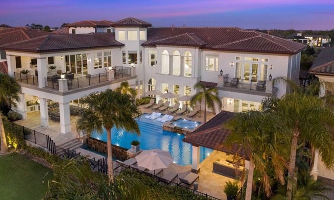 Reunion House | 2044 m² House ∙ 13 bedrooms ∙ 32 guests