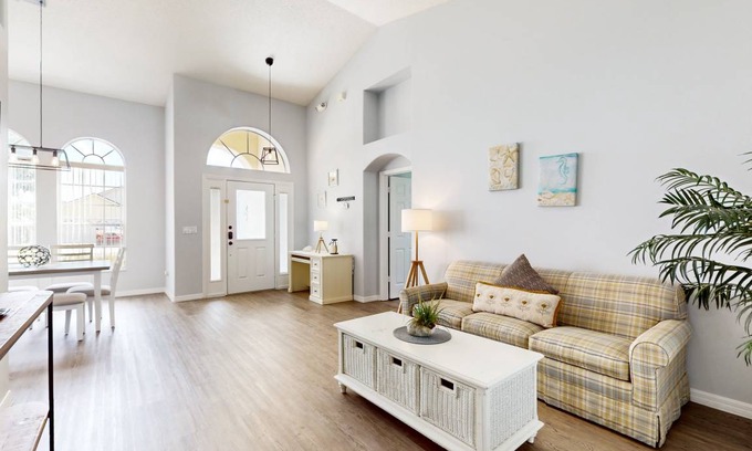 Orange Tree House | 216 m² House ∙ 6 bedrooms ∙ 12 guests