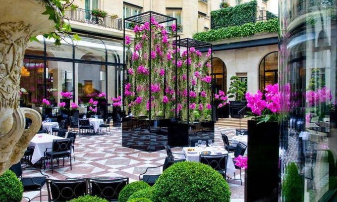 Champs-Elysees Hotel | 245 m² Hotel ∙ 2 bedrooms ∙ 127 guests