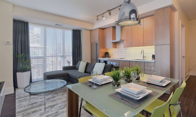 Toronto Entertainment District Apartment | 3 Bedroom/2 Bathroom Suite