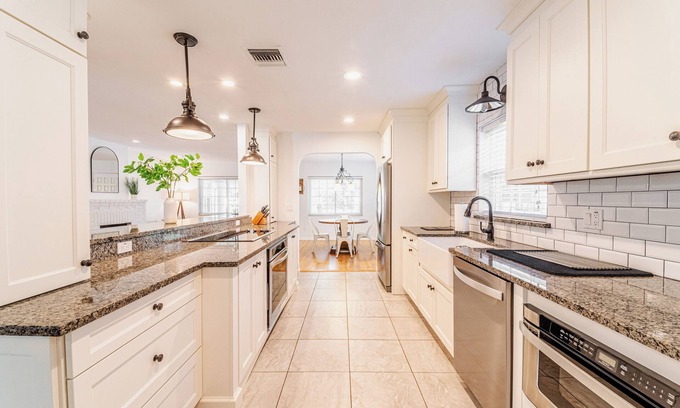 Orwin Manor House | 3-bedroom Bungalow in Welcoming Winter Park with WiFi, AC