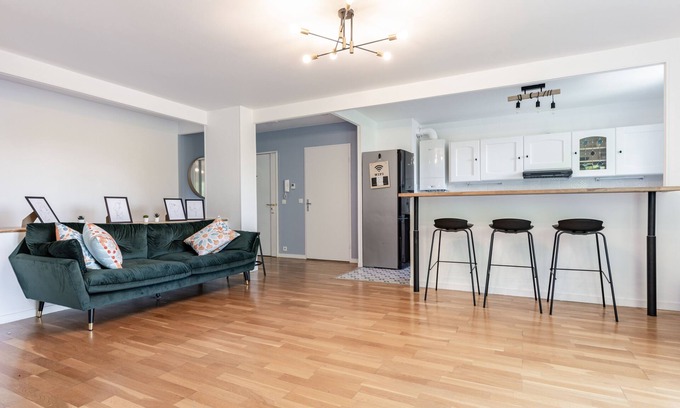 Petit Nanterre Apartment | 3BR Appartment: Garden View, Prem Amenities, Free Parking - 10 Min to Central