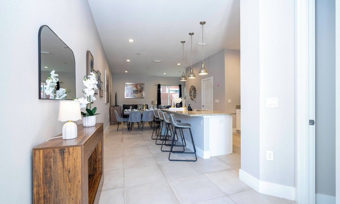 Crestwynd Bay House | 4 King Suites - 5 min to Disney