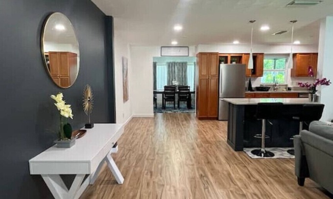 Harbor Heights House | 4 min walk to beach!n