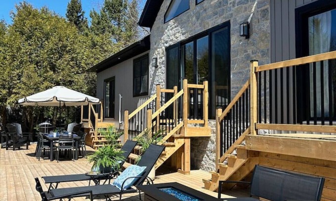 Bluewater House | 5 Bedroom Cottage on Lake Huron