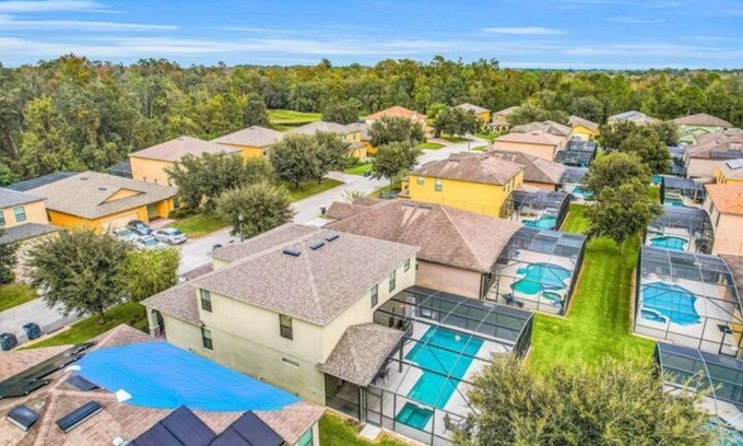 Cypress Pointe House | 5 BR with pool! By shopping, restaurants, Disneyworld, & Universal Studios!