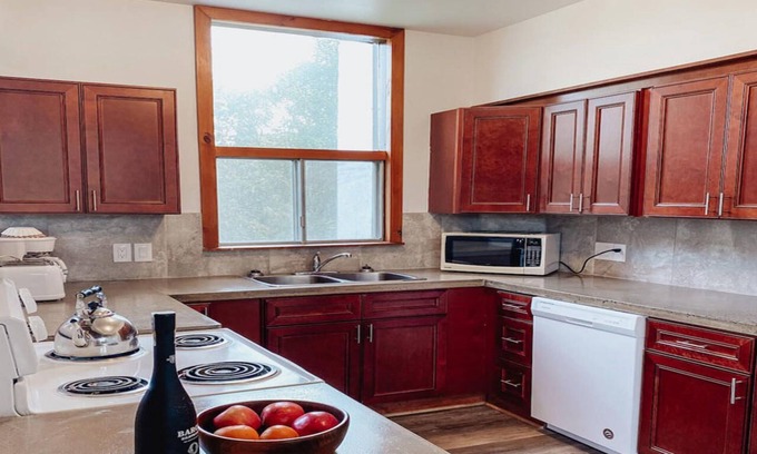 The Blue Mountains Ski Chalet | 6 bdrm Cottage@Blue Mountain, Private Beach Access, Hot Tub/BBQ/Petfriendly