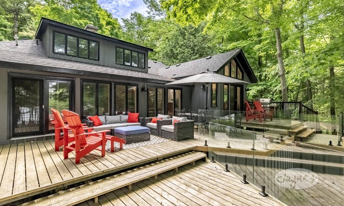 Oro-Medonte Cottage | 6 bedroom 4 bathroom cottage on Bass Lake near Orillia